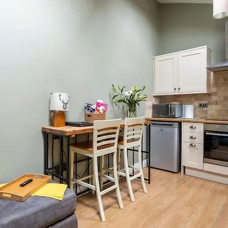 Entire Ground Floor Flat בית נופש