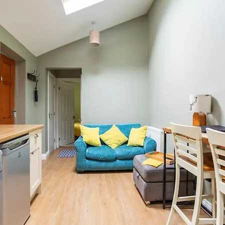 Entire Ground Floor Flat بيت للعطل *